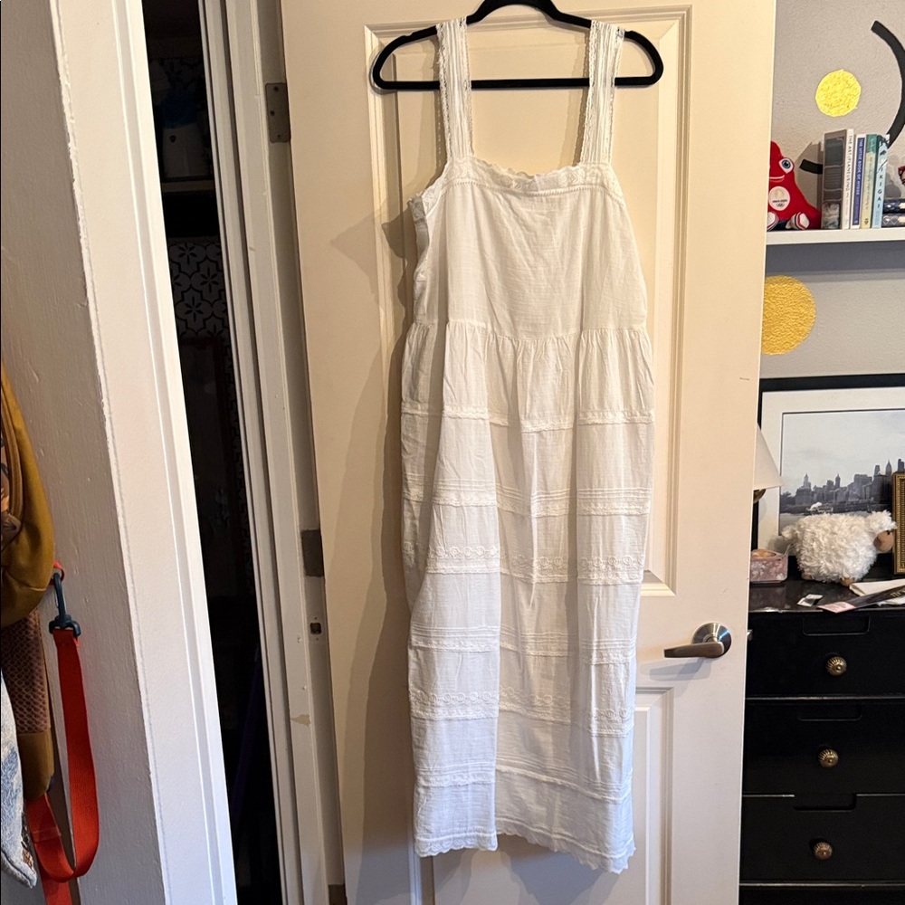 The Great - size 3 (L) like new - White Sleeveless Dress w/ embroidered details